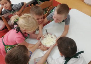 przedszkolaki mieszają produkty do białej pasty na słodko